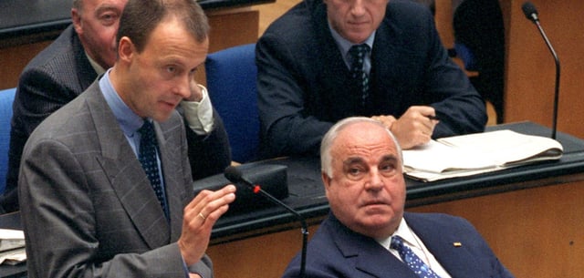 Friedrich Merz im November 1998: Der damalige stellvertretende Vorsitzende der Unions-Fraktion spricht im Bonner Bundestag neben Altbundeskanzler Helmut Kohl (CDU)