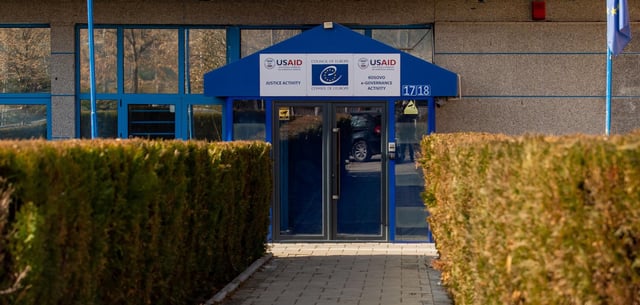 Die USAID-Büros in Pristina befinden sich gegenüber dem Regierungssitz