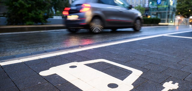 Ein Parkplatz an einer Ladesäule für Elektroautos
