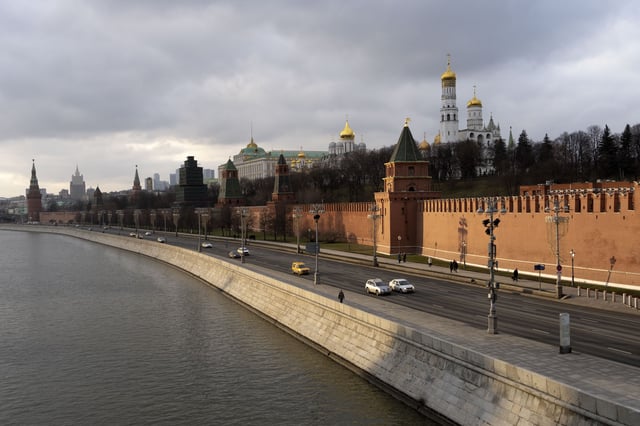 Ice-free and without snow, the Moscow River and its embankment with the Kremlin in Moscow, Russia, on Thursday, Jan. 30, 2025, during an unusually warm spell with temperatures of 6 degrees Celsius (42,8 degrees Fahrenheit). (AP Photo/Alexander Zemlianichenko)