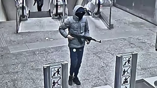 Une image de vidéosurveillance diffusée par la RTBF ce mercredi. Un homme armé d’une kalachnikov a été vu dans le métro de Bruxelles, sans être inquiété.