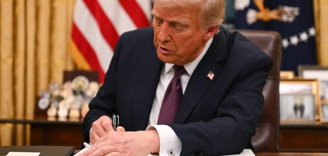 Der US-Präsident bei der Unterzeichnung des Dekrets