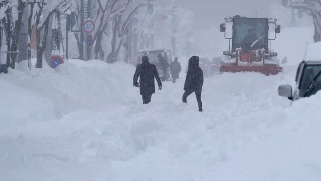 Auf der japanischen Insel Hokkaido fiel innerhalb von 12 Stunden so viel Schnee wie noch nie.