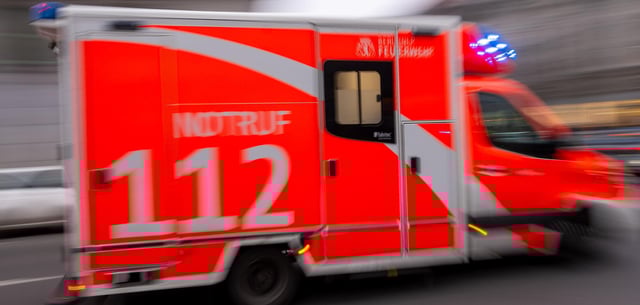 Ein Rettungswagen fährt mit Blaulicht zu einem Einsatz (Archivbild)