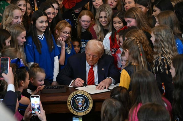 Lors de la signature par Donald Trump d’un décret excluant les femmes transgenres des sports féminins, à la Maison Blanche, mercredi 5 février.