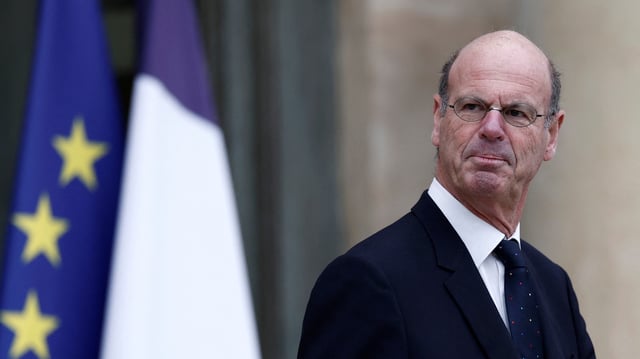 Éric Lombard, ministre de l’Économie, a annoncé la suspension de l’abaissement du seuil d’exception de TVA.