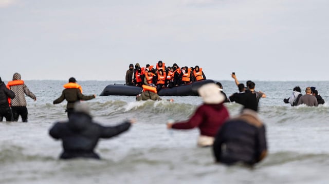 Des migrants tentent la traversée de la Manche depuis une plage de Gravelines, le 26 avril 2024.