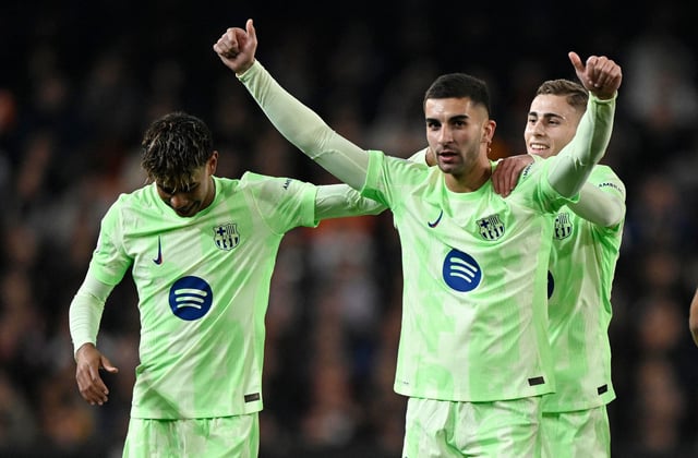 Soccer Football - Copa del Rey - Quarter Final - Valencia v FC Barcelona - Estadio de Mestalla, Valencia, Spain - February 6, 2025 FC Barcelona's Ferran Torres celebrates scoring their second goal with Lamine Yamal REUTERS/Pablo Morano