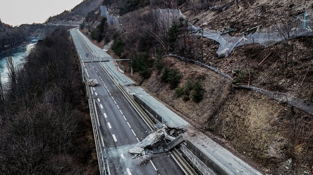 L’éboulement avait condamné les deux voies montantes de la nationale, forçant à passer en double sens les deux voies descendantes, situées dans un tunnel.