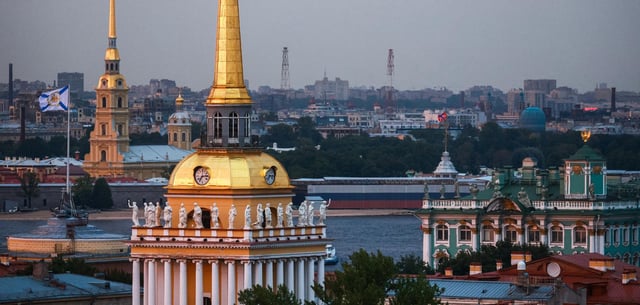 Die Admiralität und die Peter-und-Paul-Festung in St. Petersburg