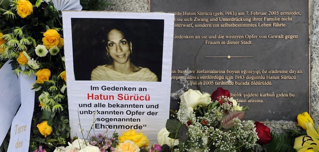 Der Gedenkstein für Hatun Sürücü in Berlin (Archivbild von 2010, damals noch mit fehlerhafter Inschrift, Sürücü wurde 1982 geboren)