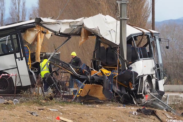 L’épave d’un bus scolaire à Millas, près de Perpignan, le 15 décembre 2017, un jour après l’accident d’un train qui a percuté le bus scolaire à un passage à niveau.