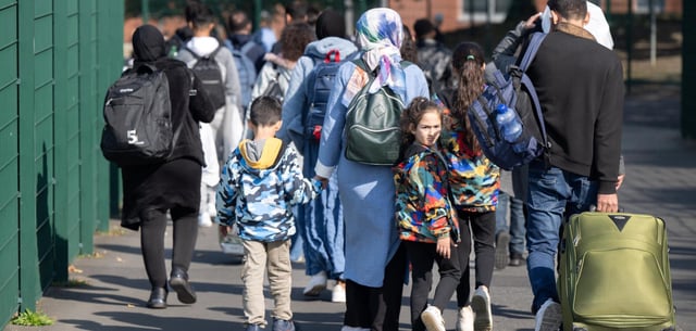 Flüchtlinge kommen in der hessischen Erstaufnahmeeinrichtung in Gießen an (Archivbild von 2024)