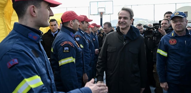 Le Premier ministre grec Kyriakos Mitsotakis (au centre), rend visite aux pompier mobilisés à Santorin, le 7 février.