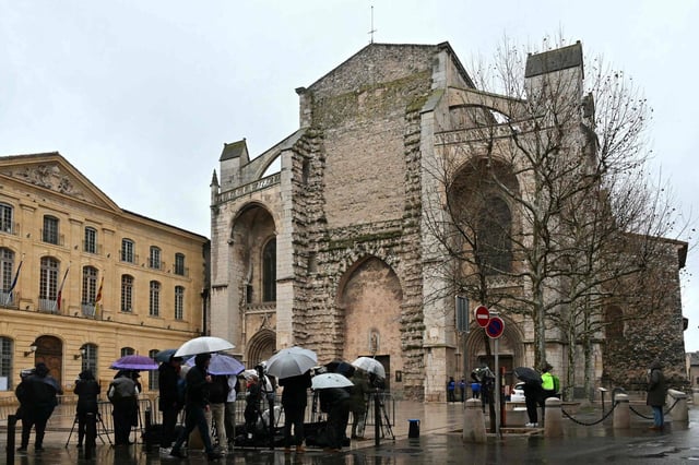 Des journalistes attendent devant la basilique Sainte-Marie-Madeleine avant les funérailles du petit Emile à Saint-Maximim-la-Sainte-Baume, le 8 février 2025.