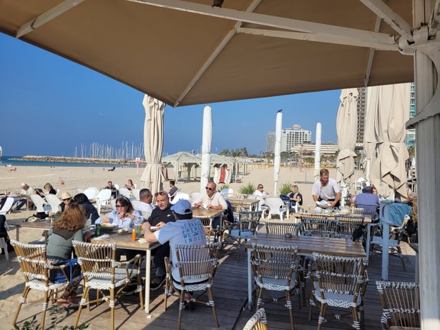 «Il y a un début d’optimisme, mais la situation reste fragile, prévient le patron du Lala Land, un restaurant de plage de Tel Aviv. Il faut être prudent.»