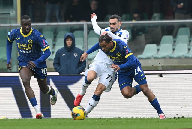 Soccer Football - Serie A - Hellas Verona v Atalanta - Stadio Marcantonio Bentegodi, Verona, Italy - February 8, 2025 Hellas Verona's Antoine Bernede in action with Atalanta's Davide Zappacosta REUTERS/Alberto Lingria