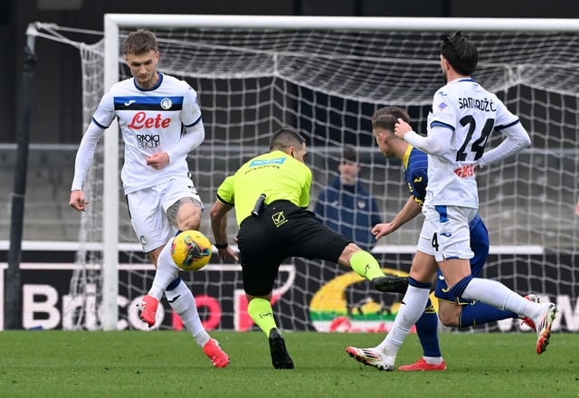 Soccer Football - Serie A - Hellas Verona v Atalanta - Stadio Marcantonio Bentegodi, Verona, Italy - February 8, 2025 Referee Simone Sozza falls during the match as Atalanta's Stefan Posch takes possession of the ball REUTERS/Alberto Lingria