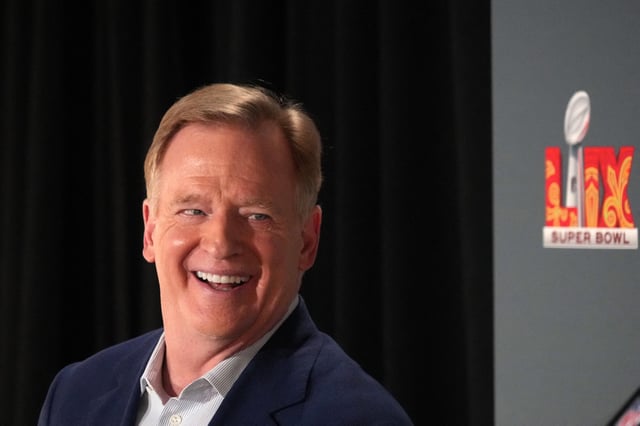 NFL-Chef Roger Goodell stellte sich am Rand des Super Bowls in New Orleans vor Brady