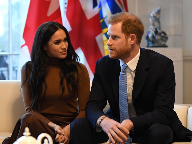 LONDON, UNITED KINGDOM - JANUARY 07: Prince Harry, Duke of Sussex and Meghan, Duchess of Sussex gesture during their visit to Canada House in thanks for the warm Canadian hospitality and support they received during their recent stay in Canada, on January 7, 2020 in London, England. (Photo by DANIEL LEAL-OLIVAS - WPA Pool/Getty Images)