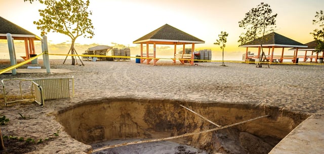 Sinkloch nach einem Erdbeben auf Grand Cayman 2012: Die Region wird immer wieder von Erdbeben heimgesucht