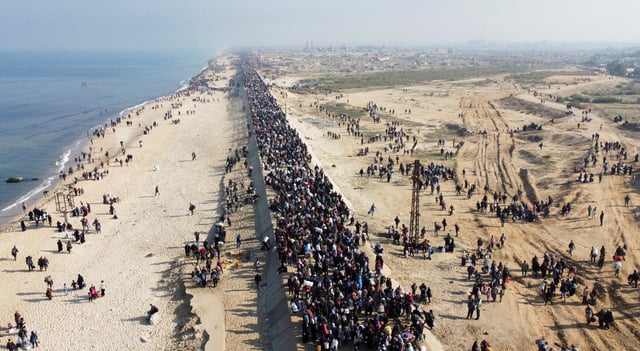 Des Palestiniens déplacés vers le sud à l’ordre d’Israël pendant la guerre font le chemin retour vers leurs maisons dans le nord de la Bande de Gaza.