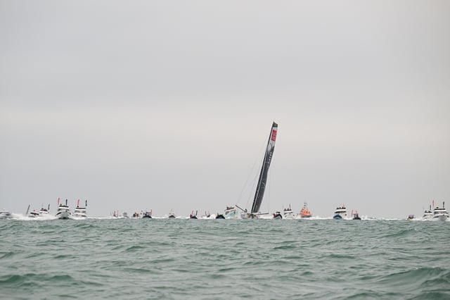 Vendée Globe : foule immense, retrouvailles et larmes d’émotion, l’arrivée triomphale de Violette Dorange en images