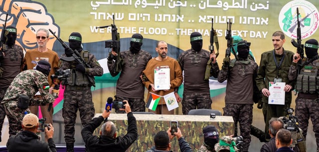 Von 491 Tagen in Geiselhaft gezeichnet: Ohad Ben Ami, Eli Sharabi and Or Levy (v.l.n.r.) werden bei ihrer Freilassung von Hamas-Terroristen zur Schau gestellt