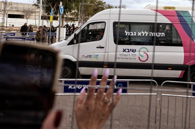 L’otage libéré Eli Sharabi fait un geste depuis la fenêtre aux personnes venues l’accueillir en Israël, le 8 février 2025.