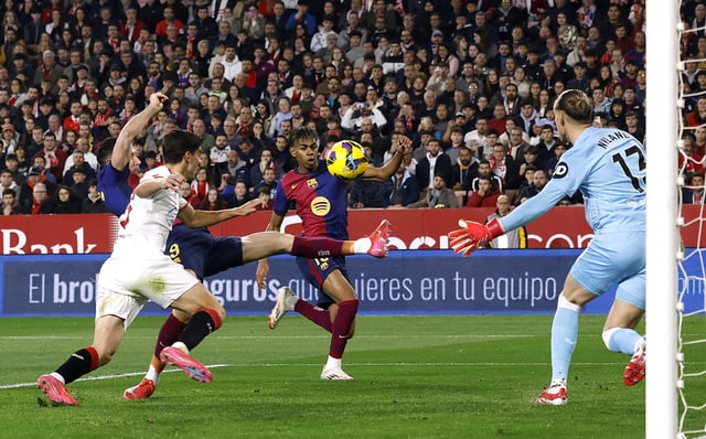 Soccer Football - LaLiga - Sevilla v FC Barcelona - Ramon Sanchez Pizjuan, Seville, Spain - February 9, 2025  FC Barcelona's Robert Lewandowski scores their first goal REUTERS/Marcelo Del Pozo