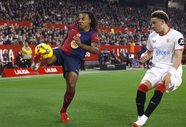 Soccer Football - LaLiga - Sevilla v FC Barcelona - Ramon Sanchez Pizjuan, Seville, Spain - February 9, 2025  FC Barcelona's Jules Kounde in action REUTERS/Marcelo Del Pozo