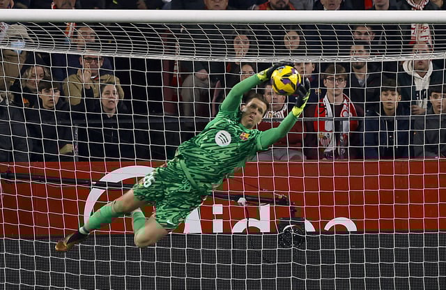 Soccer Football - LaLiga - Sevilla v FC Barcelona - Ramon Sanchez Pizjuan, Seville, Spain - February 9, 2025  FC Barcelona's Wojciech Szczesny in action REUTERS/Marcelo Del Pozo