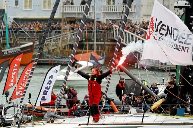 Violette Dorange, qui termine 25<sup>e</sup> de cette édition 2024-2025 du Vendée Globe, est ainsi devenue la plus jeune femme de l'histoire à boucler ce tour du monde en solitaire. 
