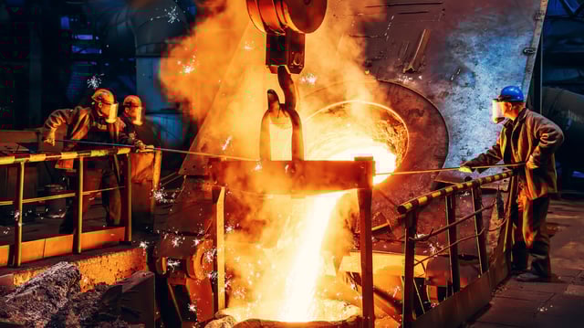 Une usine de fonderie métallurgique.
