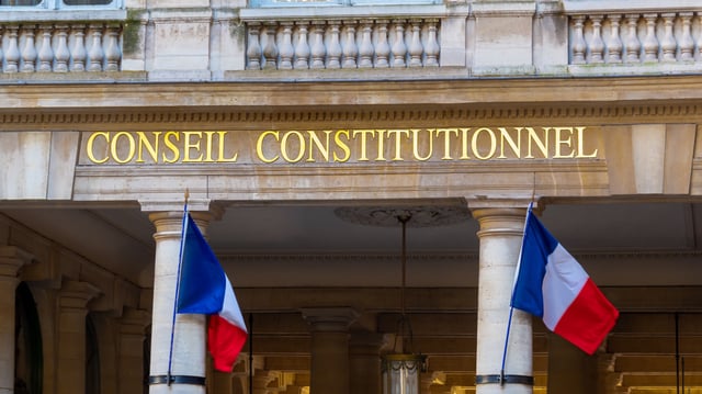 Après le décès de Robert Badinter et de Roland Dumas en 2024, il reste dix-neuf anciens membres du Conseil encore en vie.