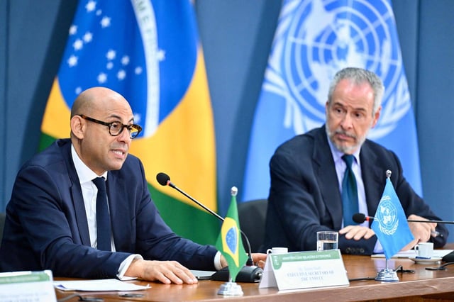 Le secrétaire exécutif des Nations unies pour le changement climatique, Simon Stiell, et le président de la COP30, Andre Correa do Lago, à Brasilia, le 6 février 2025.
