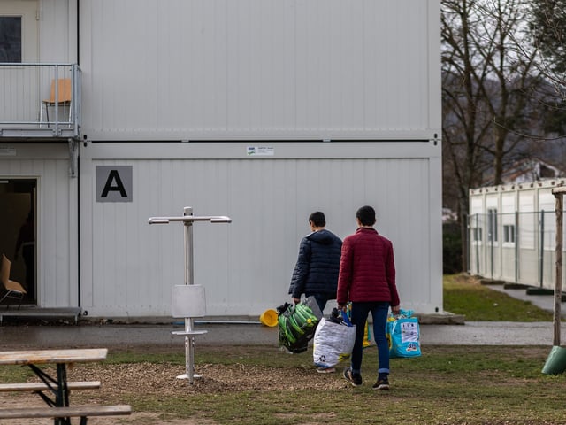 Ankommende Asylbewerber sollen in den Erstaufnahmezentren des Landes Baden-Württemberg bei der Registrierung konsequent auf mitgebrachte Wertgegenstände überprüft werden