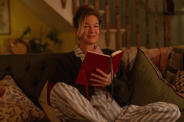 Incarnée avec une joie de vivre irrésistible par Renée Zellweger, Bridget Jones reste chaotique, gaffeuse, fantasque, entourée d’une bande d’amis fidèles dysfonctionnels.