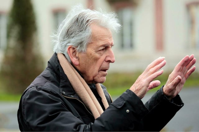 Costa Gavras évoque la fin de vie dans son nouveau film, <em>Le Dernier Souffle</em>,, avec notamment Kad Merad, Denis Podalydès et Karin Viard.
