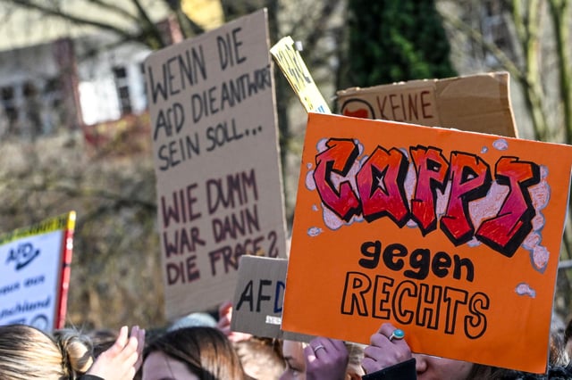 Auf einer Kundgebung wenden sich Demonstranten unter dem Motto "Keine faschistische Propaganda an unserer Schule!" gegen den Auftritt von Beatrix von Storch