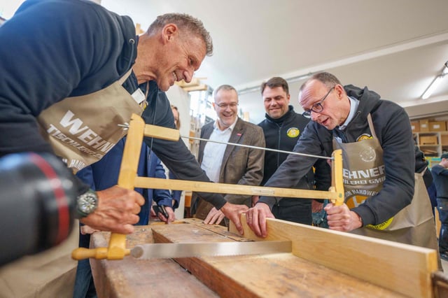 Team an der Säge: Schauspieler Ralf Moeller (l.) und Merz