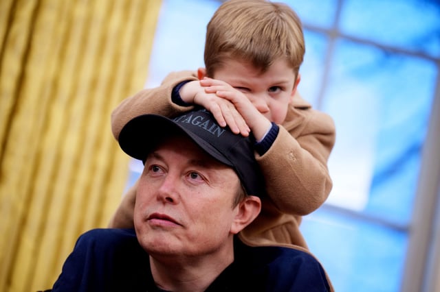 Elon Musk&#39;s son, X Æ A-Xii, sits on his father&#39;s shoulders during a press conference in the Oval Office.