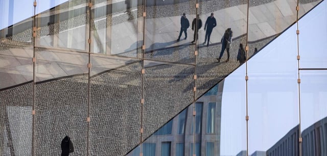 Typisches Februar-Wetter: Kalt und blauer Himmel – hier über Berlin im Spiegel einer Fassade