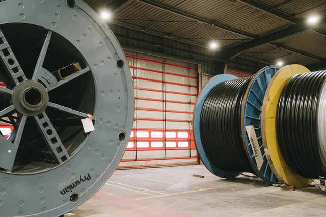 Des tourets de câble très haute tension dans l'usine de Prysmian, à Montereau-Fault-Yonne, le 12 février 2025.