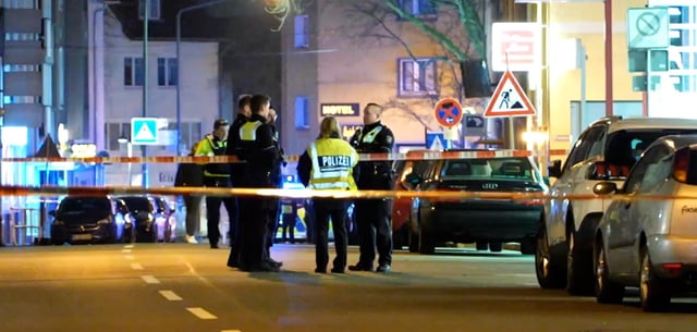 Einsatzkräfte der Polizei am Tatort in Ratingen