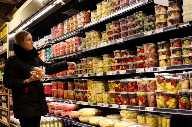 A woman shops for fruit in a store in New York City, U.S., February 12, 2025.  REUTERS/Brendan McDermid/File Photo