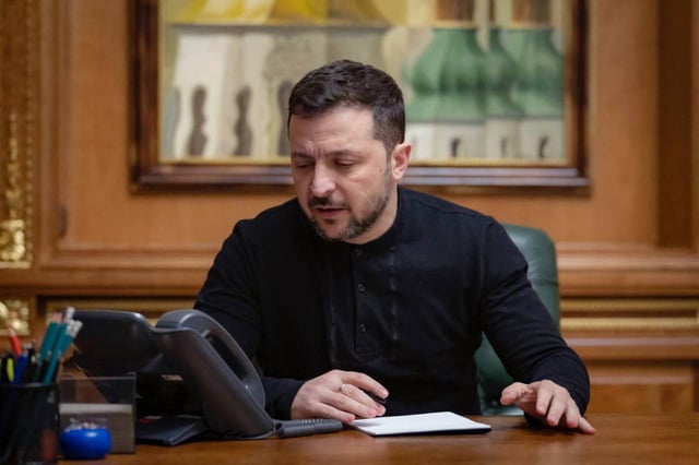 Le président ukrainien Volodymyr Zelensky au téléphone avec Donald Trump, le 12 février à Kyiv.