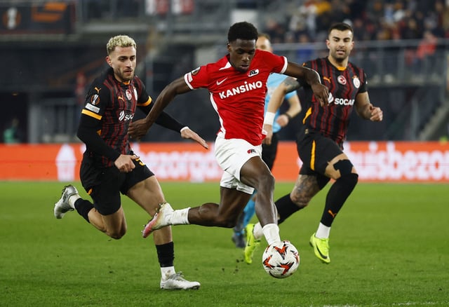 Soccer Football - Europa League - Knockout Phase Playoff - First Leg - AZ Alkmaar v Galatasaray - AFAS Stadion, Alkmaar, Netherlands - February 13, 2025 AZ Alkmaar's Ernest Poku in action with Galatasaray's Baris Alper Yilmaz REUTERS/Gonzalo Fuentes