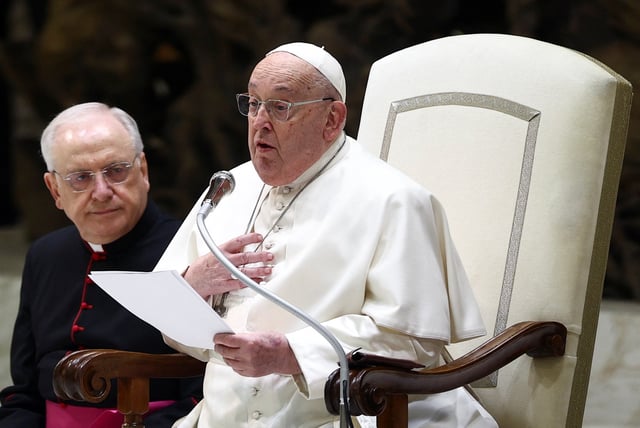 La Vatican annonce l'hospitalisation du pape François pour soigner une bronchite