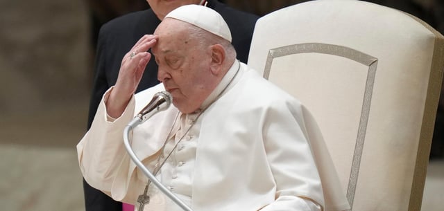 Papst Franziskus wurde am Mittwoch von seinem Assistenten unterstützt, als er zu seiner wöchentlichen Generalaudienz im Vatikan kam